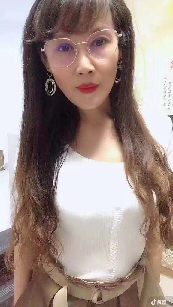 颜值服务不错的一少妇